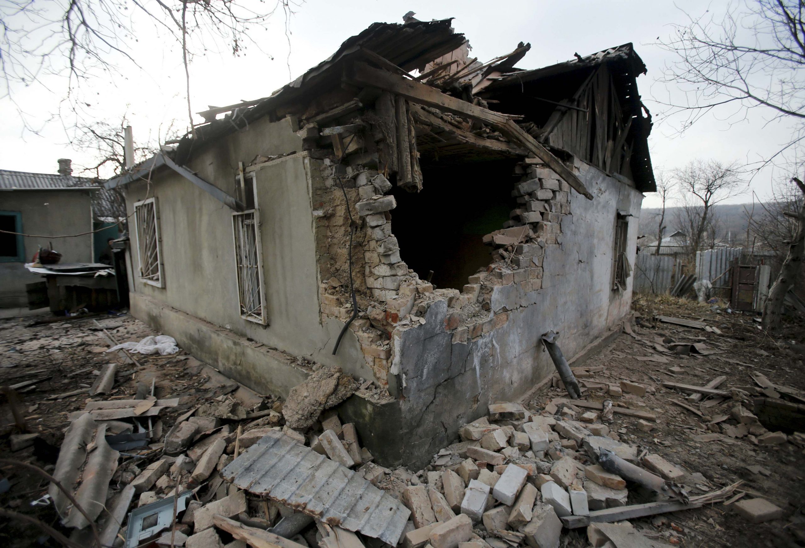 Компенсация за утраченное жилье. Разрушенные дома Донбасса. Разрушенный дом. Разбитый дом.