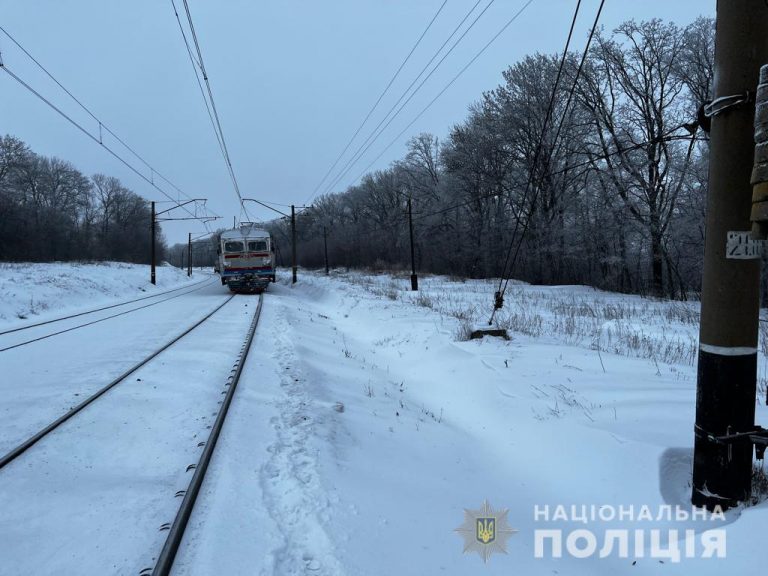 В Лозовском районе поезд протаранил микроавтобус: один человек погиб