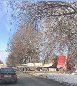 На Московском проспекте грузовик снес столб