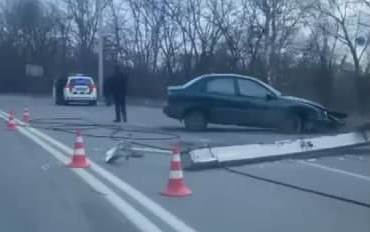 На Карачевском шоссе легковушка снесла столб
