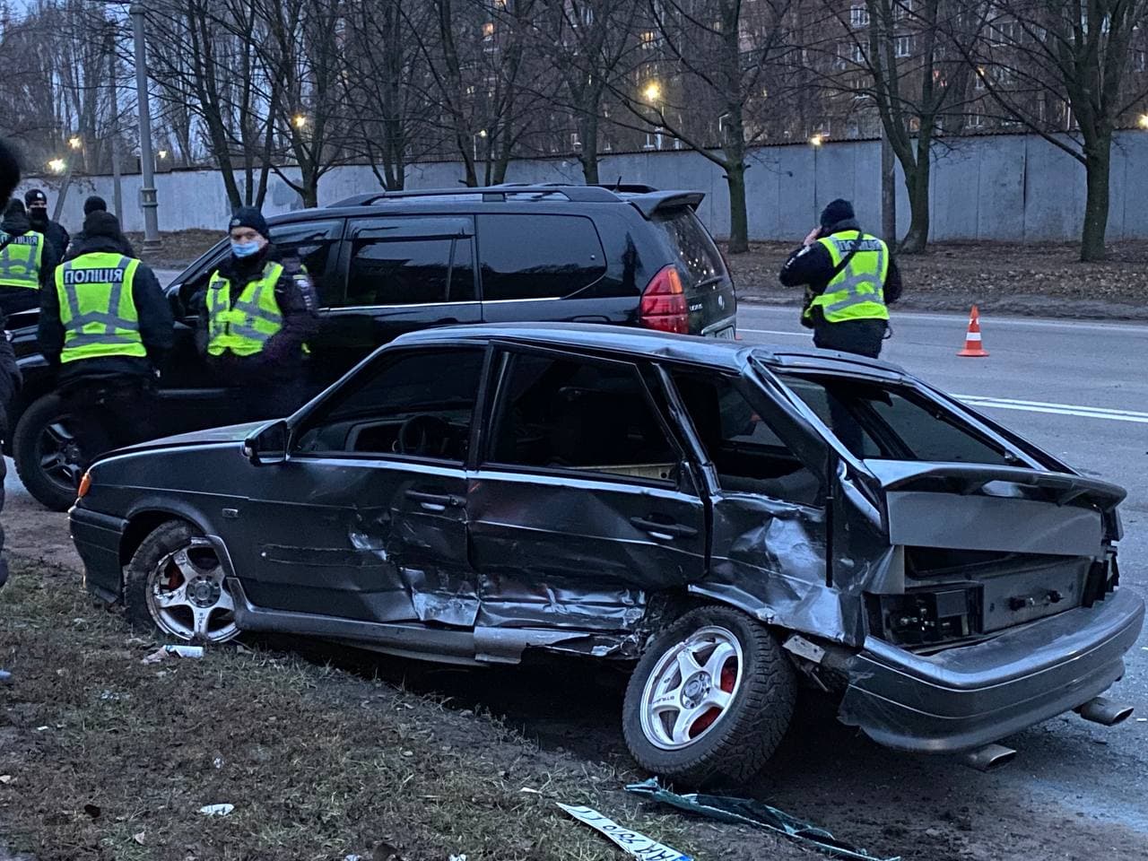 Столкновение легковушки и внедорожника на Леся Сердюка: водитель Lexus закрылся в своем авто