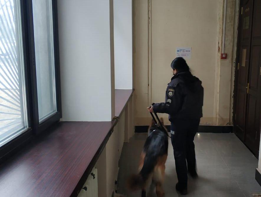 В Харьковском суде ищут взрывчатку