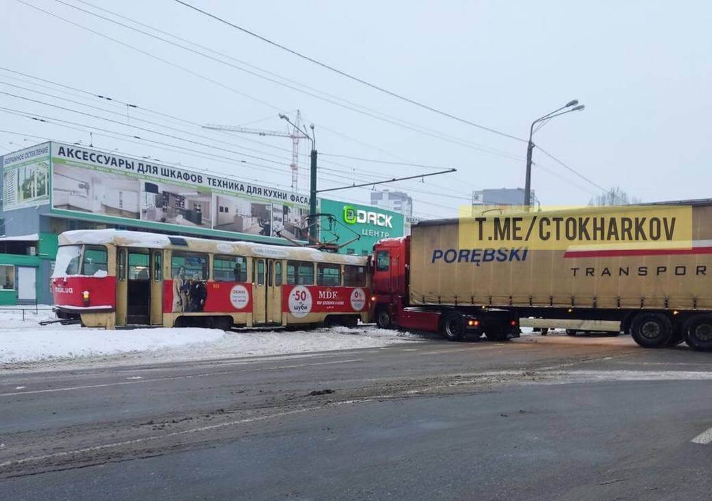На Шевченко столкнулись фура и трамвай: проезд затруднен