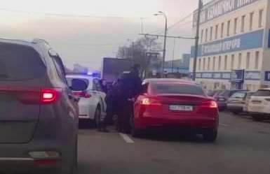 В патрульной полиции прокомментировали задержание водительницы Tesla на Московском проспекте