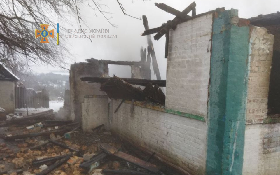 В Харьковской области подросток и сосед спасли из горящего дома троих детей и женщину