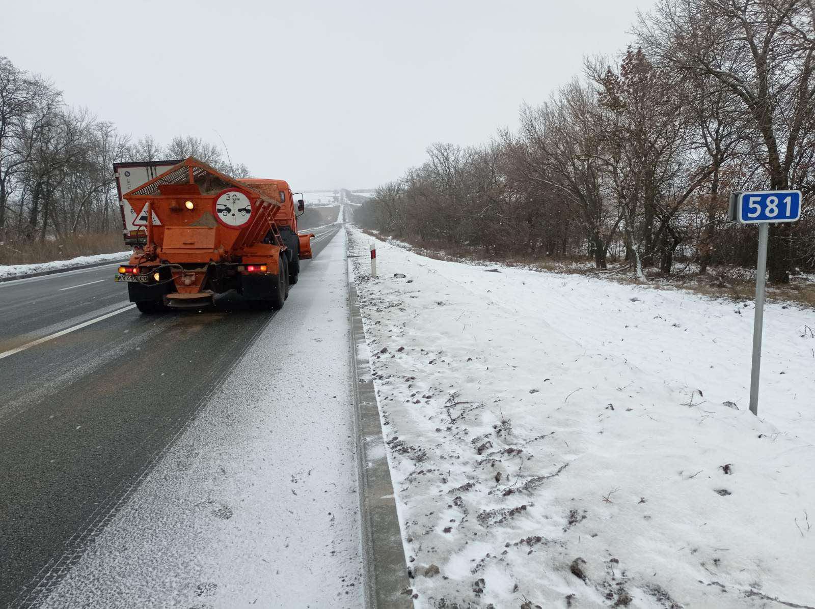 Вывели спецтехнику: дорожники устраняют последствия снегопада на Харьковщине
