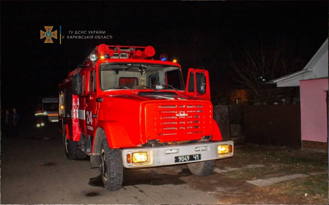 Пожар в Лозовой: из горящей многоэтажки спасли ребенка, трое жильцов эвакуированы