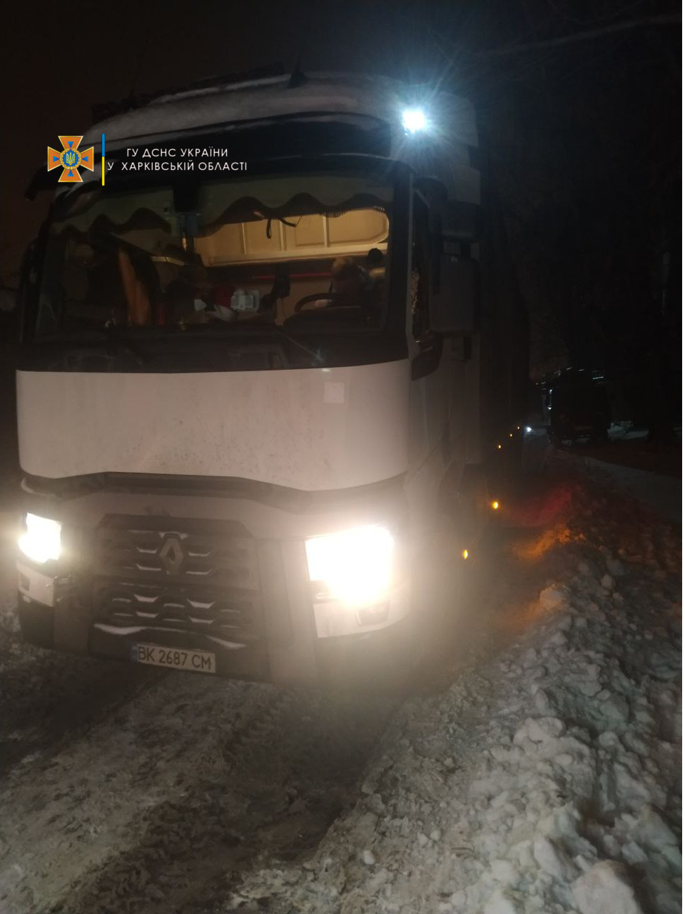 В Харькове спасатели вытащили застрявший в сугробе грузовик с медицинским кислородом