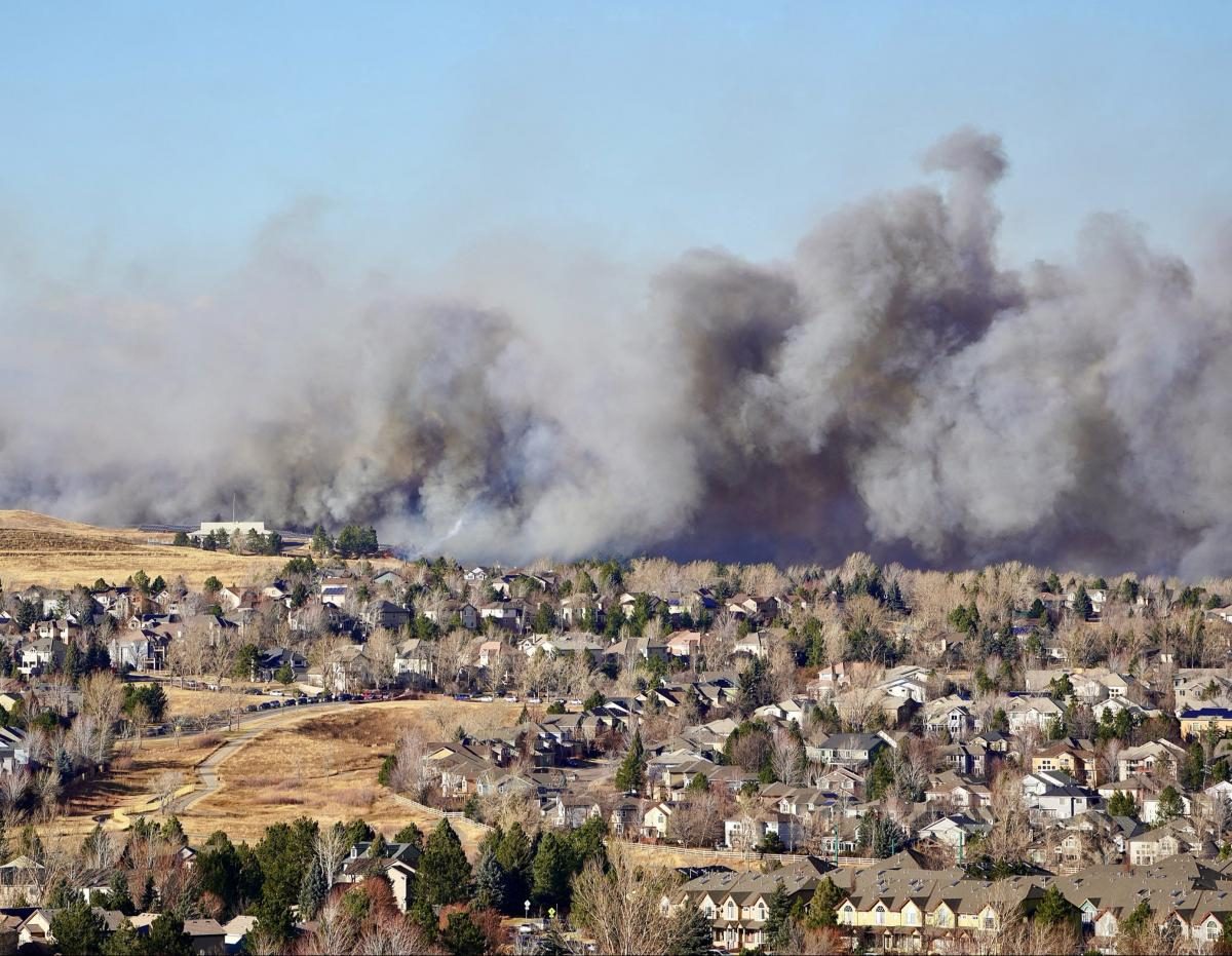 Колорадо охватил мощный пожар: сгорели сотни домов, есть пострадавшие