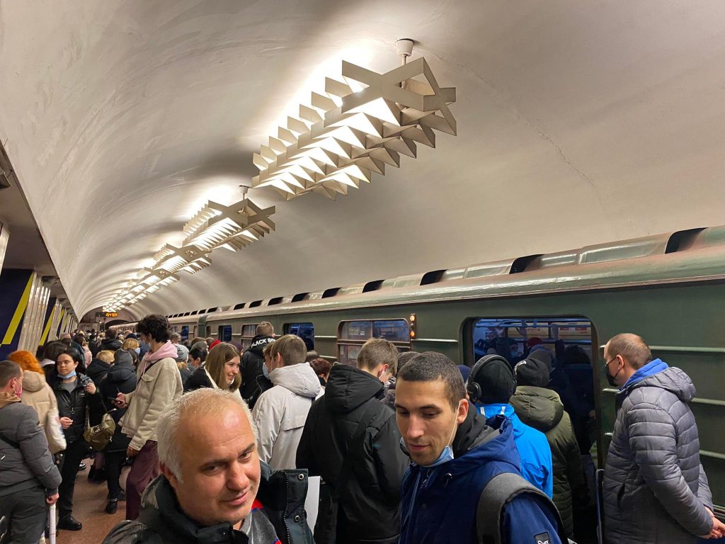 В тоннель харьковского метро проник посторонний, движение приостановили