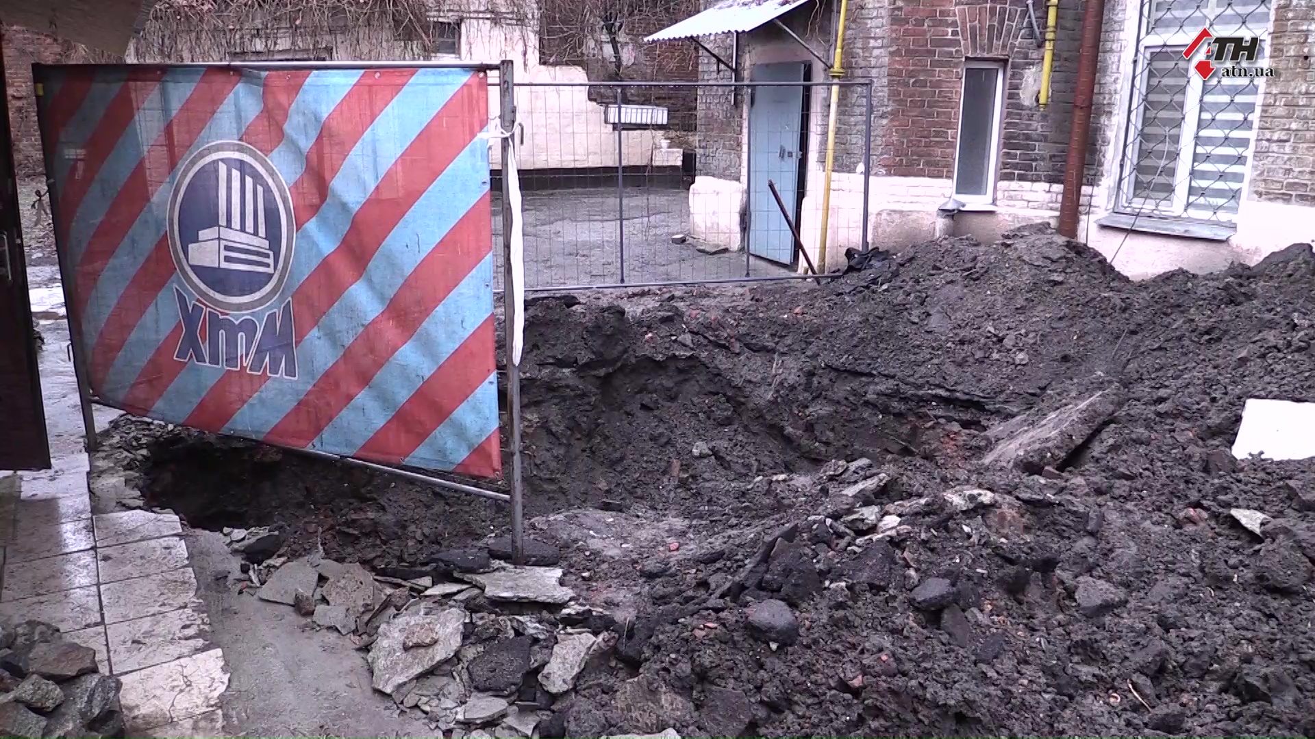 Одеяла, тепловентиляторы и бутылки с горячей водой. Жители дома в центре Харькова месяц сидят без тепла