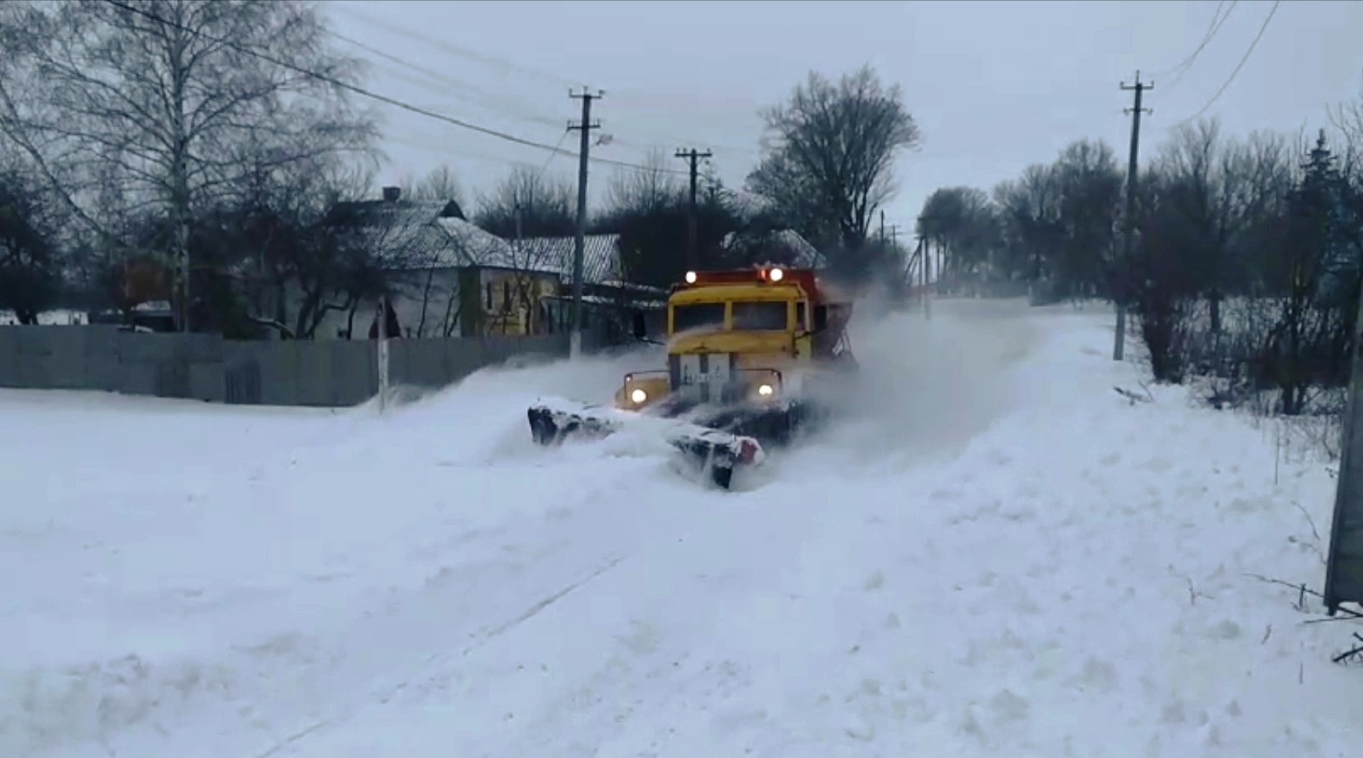 Застрявшие «скорые» и школьные автобусы. Как область справилась с снегопадом