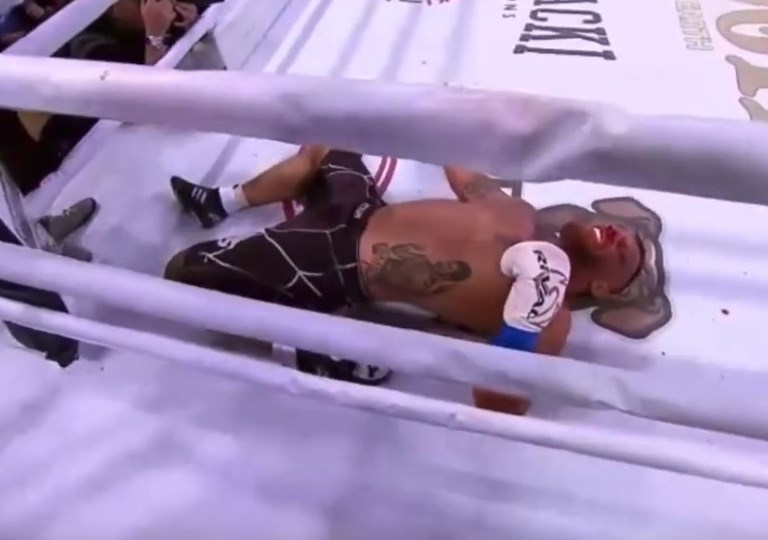 Украинский боксёр отправил соперника в тяжелейший нокаут на последних секундах боя