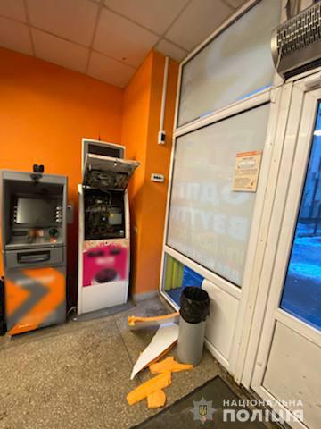 Пытались вскрыть платежный терминал: полиция расследует обстоятельства проникновения в магазин в Слободском районе