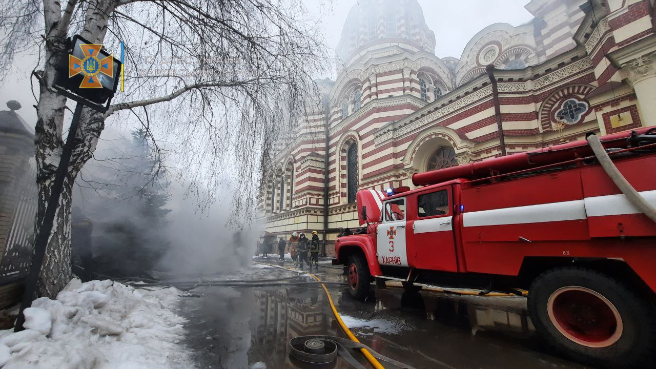 Устанавливается причина пожар на территории Благовещенского собора