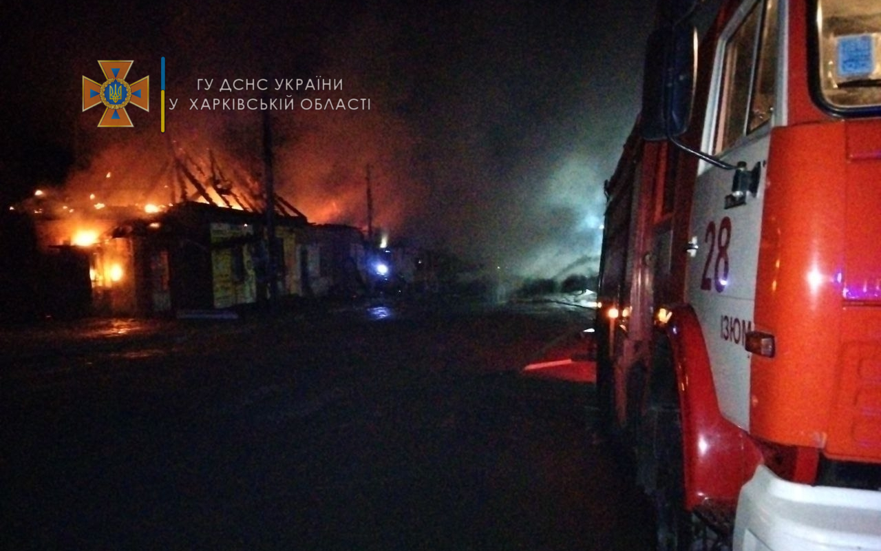 В Изюмском районе сгорели несколько торговых павильонов: причина пожара устанавливается