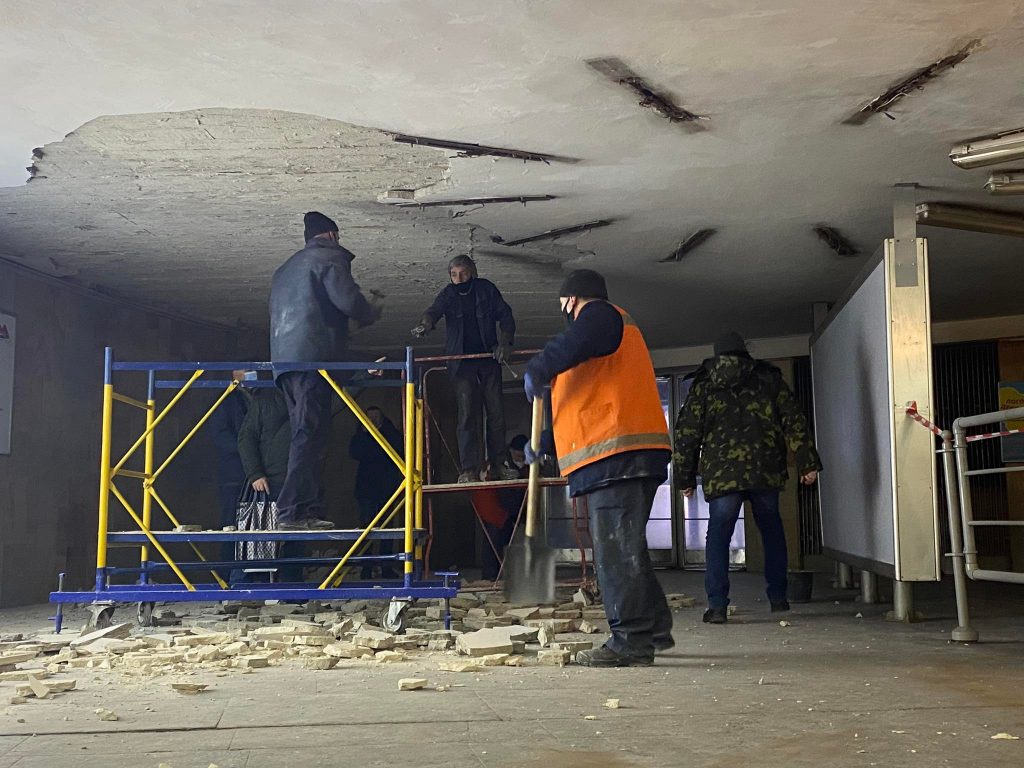 В переходе метро обрушился потолок: комиссия проверит все вестибюли подземки