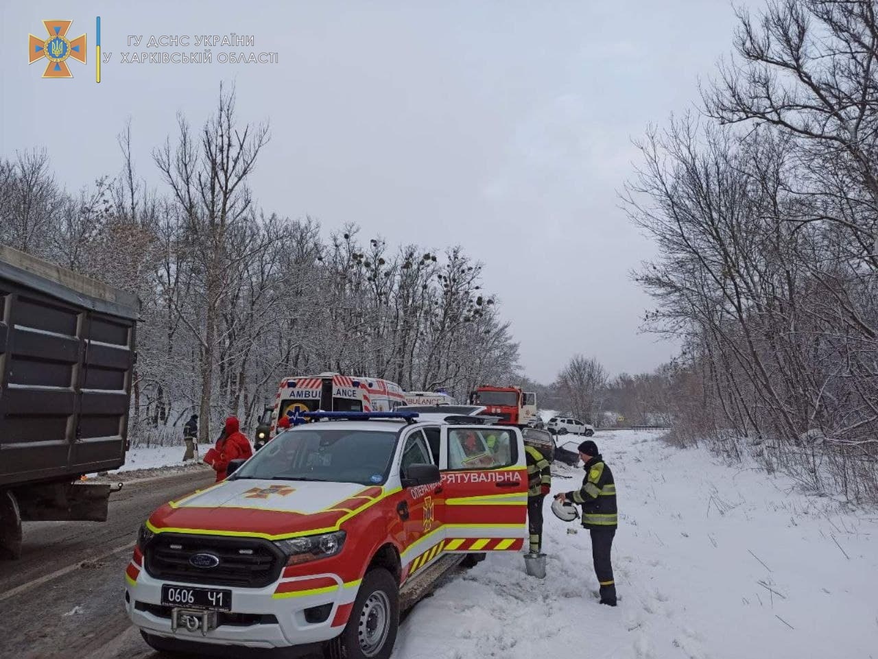 Столкновение легковушки и автобуса на Змиевской трассе: двое пострадавших