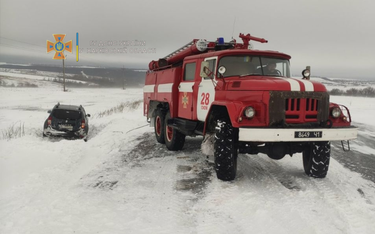 За сутки спасатели достали два авто из снежных заносов