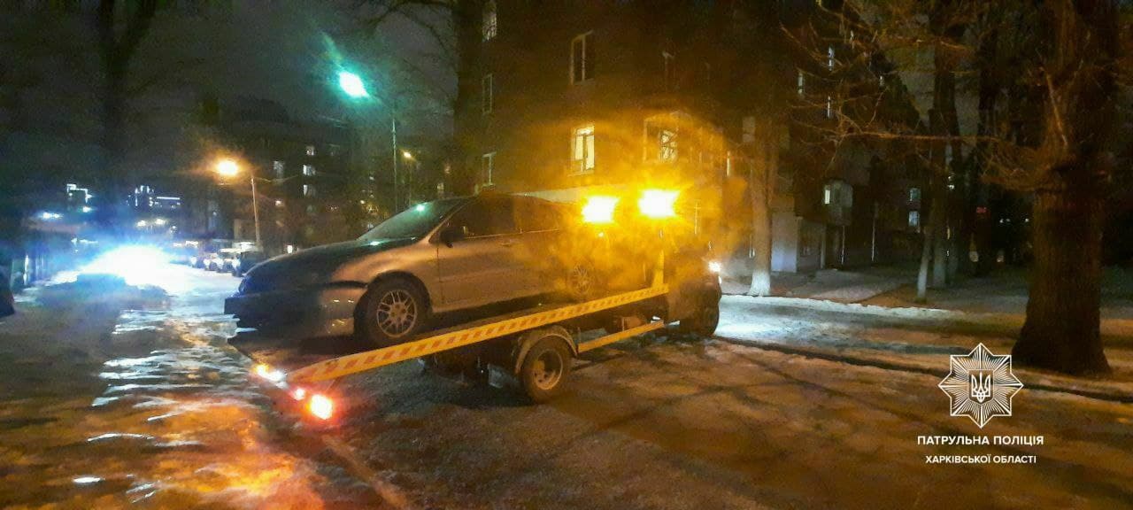 В центре Харькова патрульные остановили авто, находившееся в розыске: водитель был без прав и «под наркотиками»