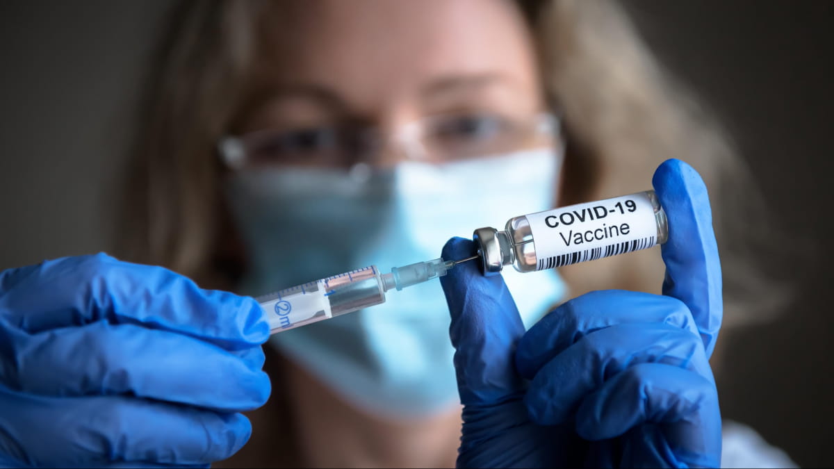 В Украине людям старше 60 лет разрешили бустерную прививку против COVID-19
