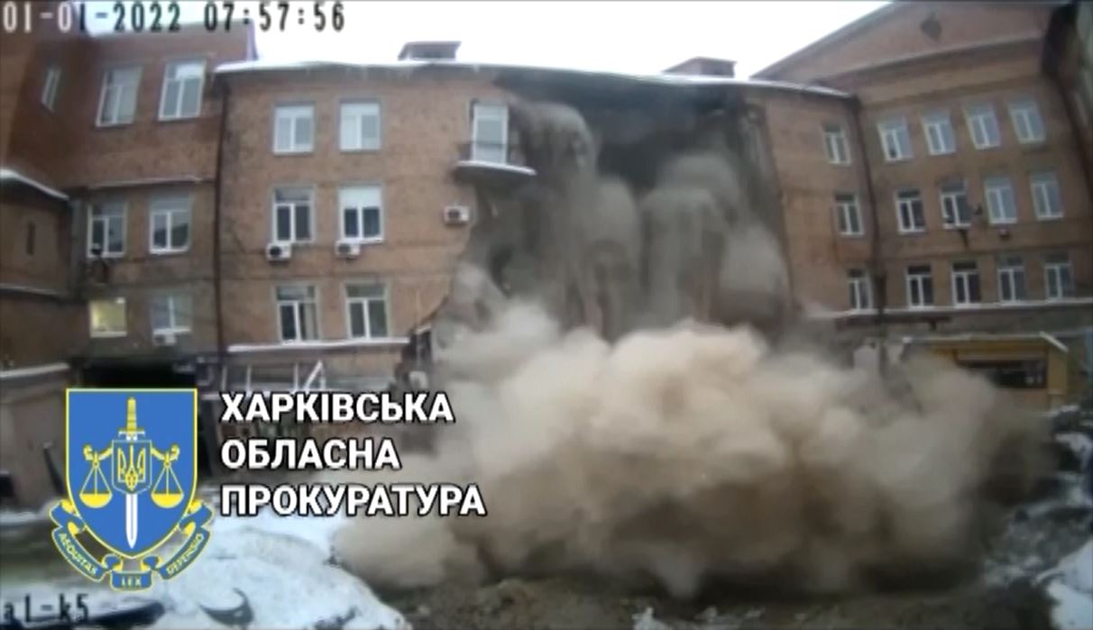 Обвал четырехэтажного здания в Харькове: момент обрушения и все подробности