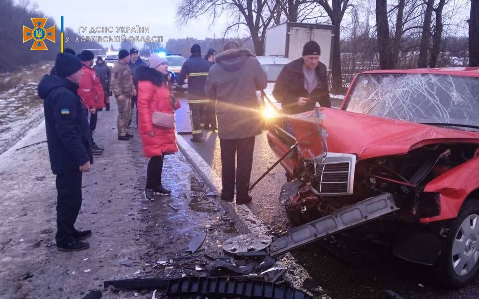 Тройное ДТП в Богодухове: одну из пострадавших заблокировало в поврежденном авто