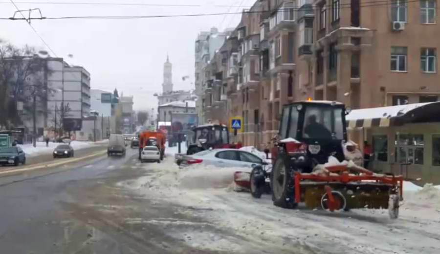 В центре Харькова коммунальщики закопали машину, мешавшую убирать снег