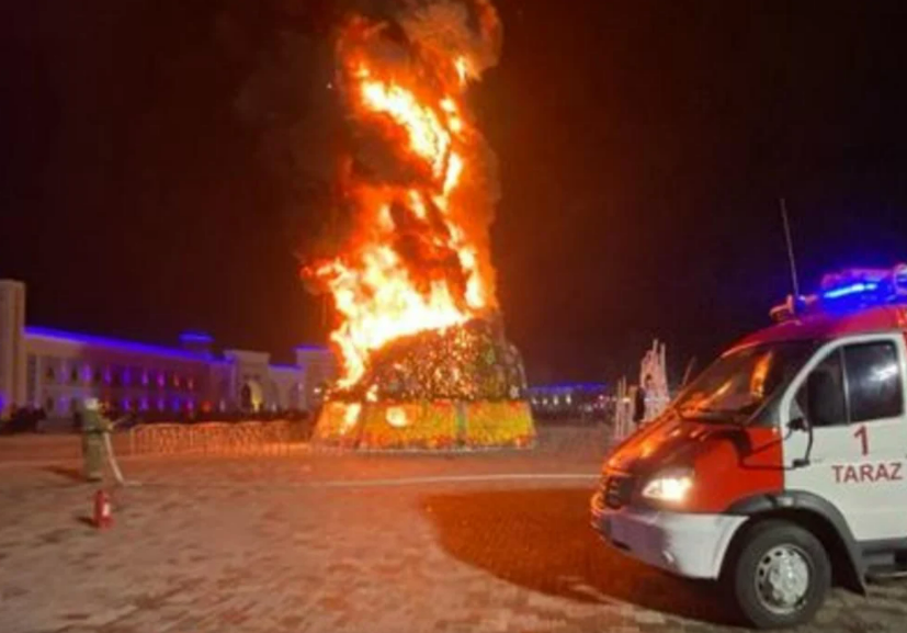 В Казахстане на площади сгорела главная новогодняя елка
