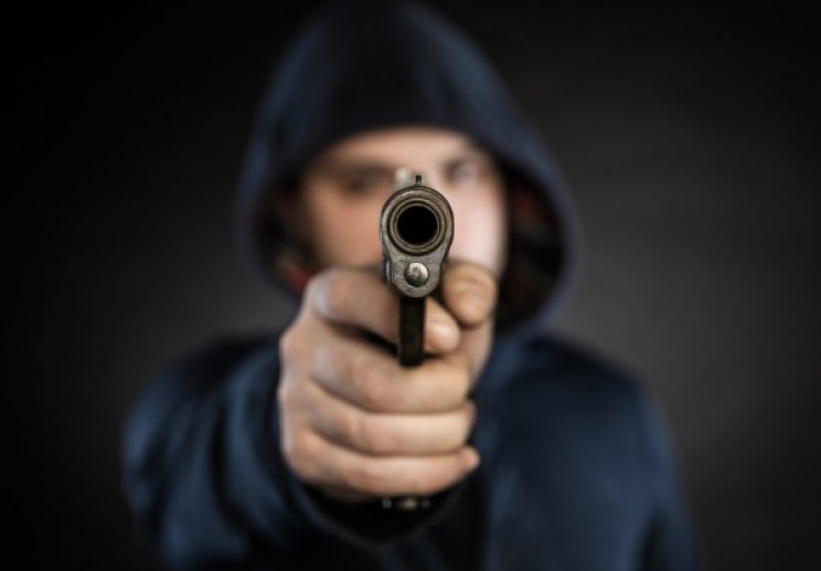 Разбойное нападение на Харьковщине: мужчина с оружием ограбил АЗС