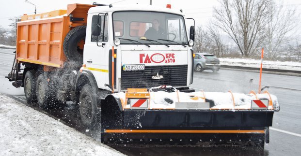 На дорогах Харькова работают более 160 снегоуборочных машин