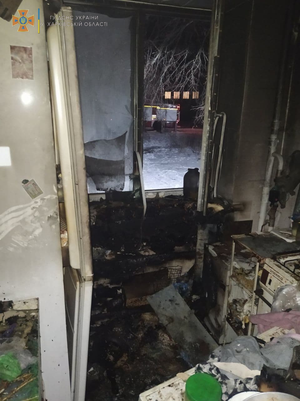 Ночной пожар в Харьковской области: из горящего дома спасли женщину и эвакуировали 11 человек