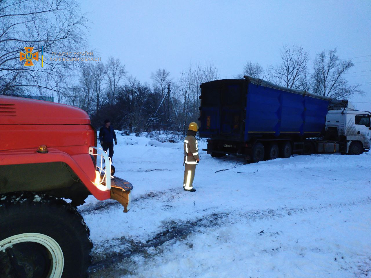 Под Харьковом спасатели вытащили   грузовик из снежной ловушки