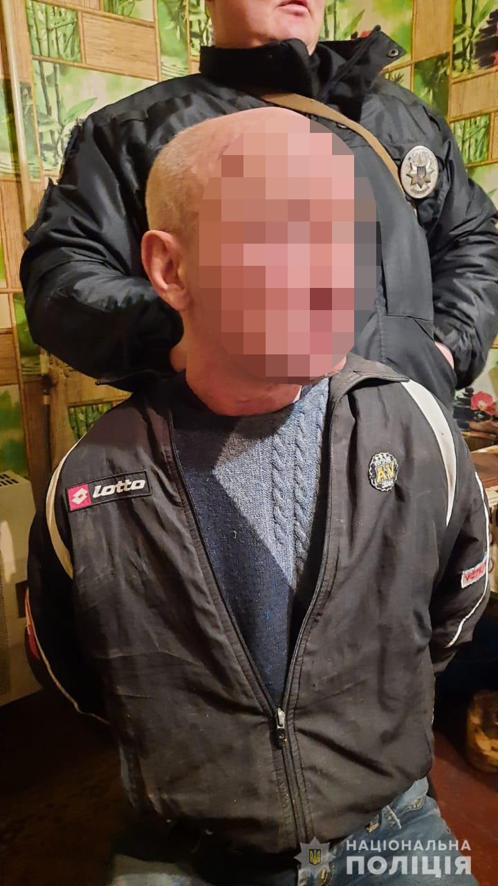 На Харьковщине пьяный мужчина ударил ножом девушку и пытался покончить с собой