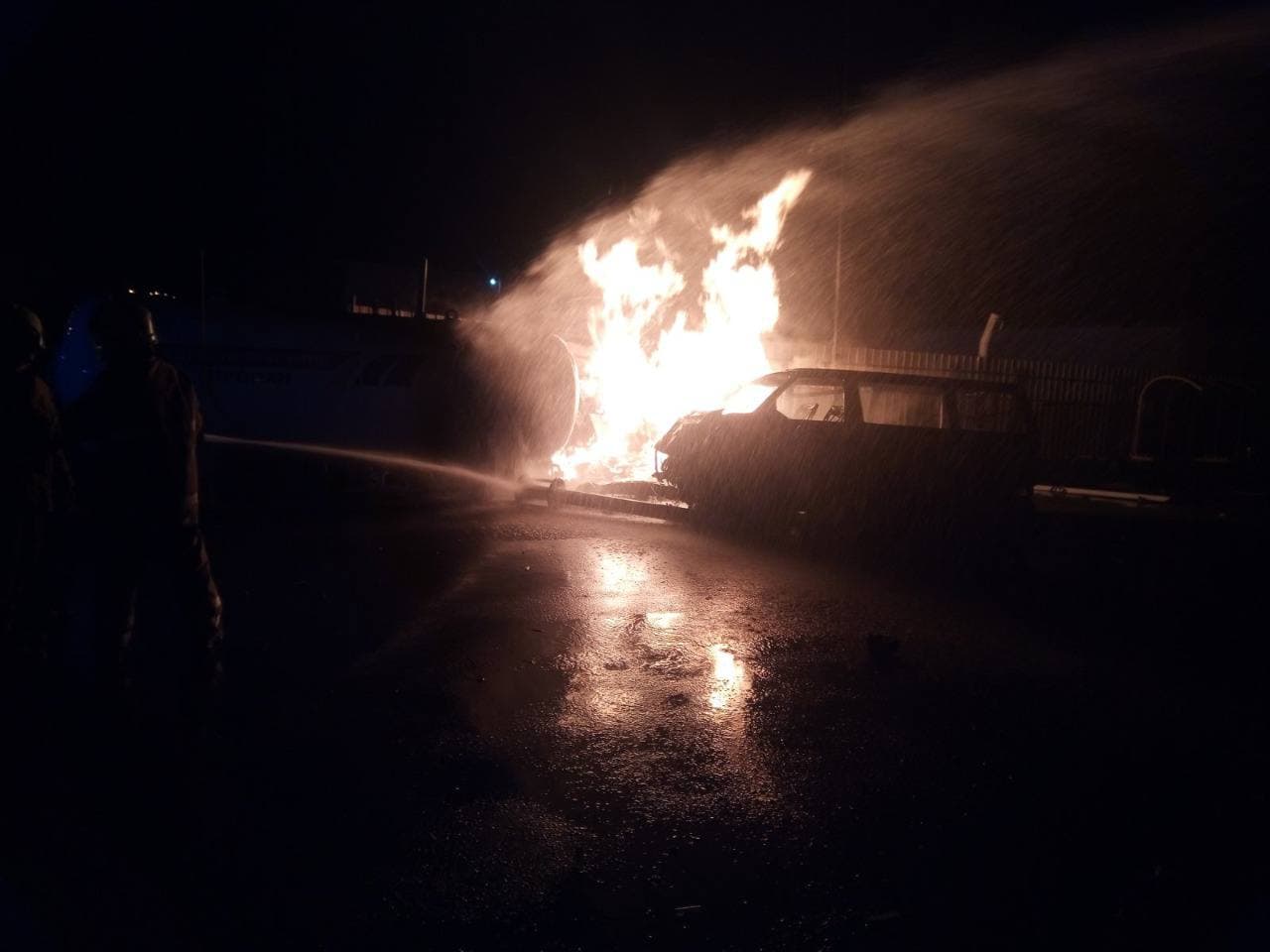В Кременчуге на АЗС микроавтобус въехал в газовую цистерну, водитель сгорел (видео)