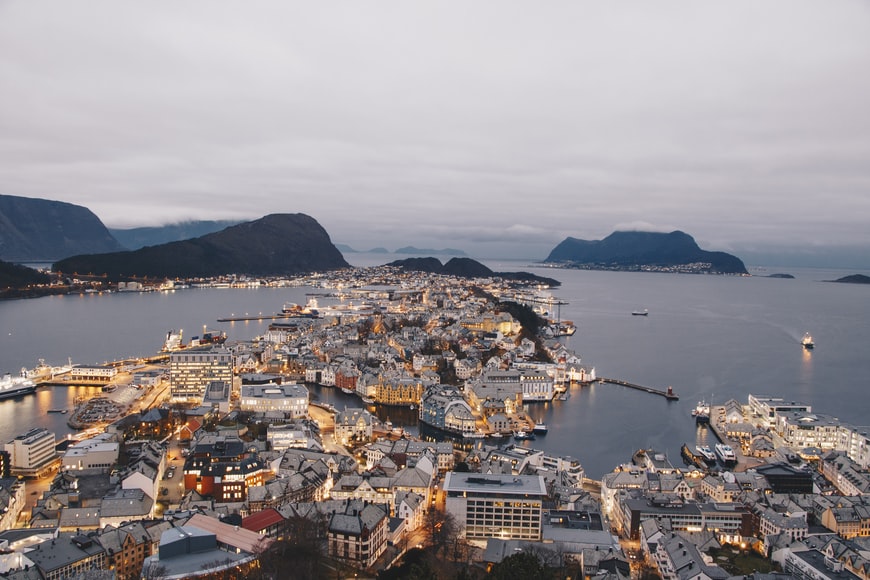 Власти Норвегии снимают часть карантин ограничений