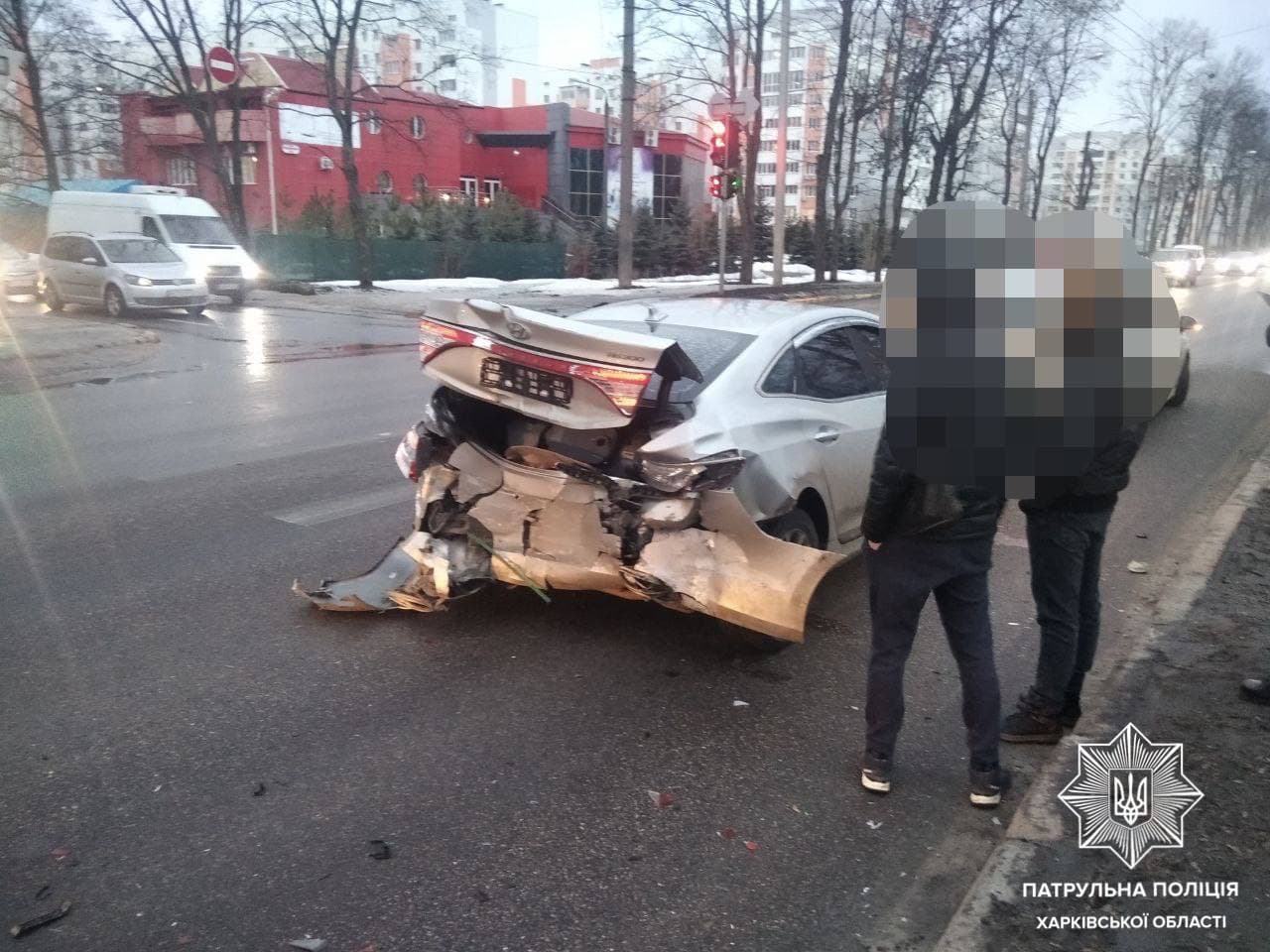 На Московском проспекте пьяный водитель протаранил стоявшую на светофоре машину