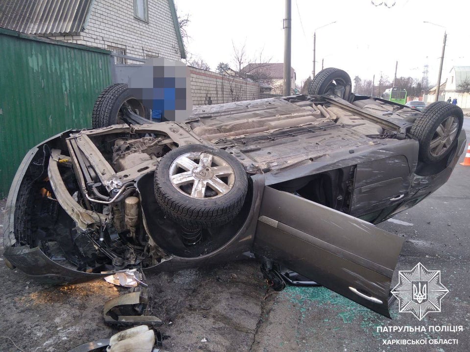 На проспекте Александровском перевернулся автомобиль