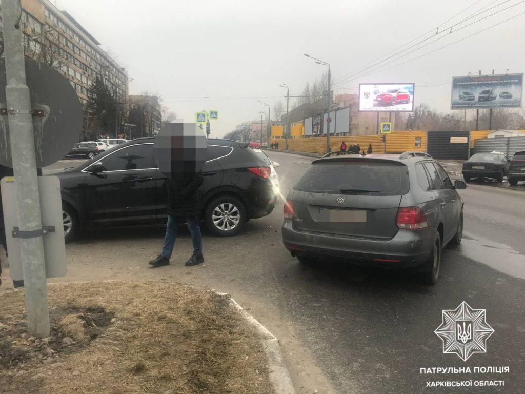 Появился из ниоткуда: на проспекте Науки Volkswagen протаранил два авто  (видео) | Новини Харкова та України - АТН