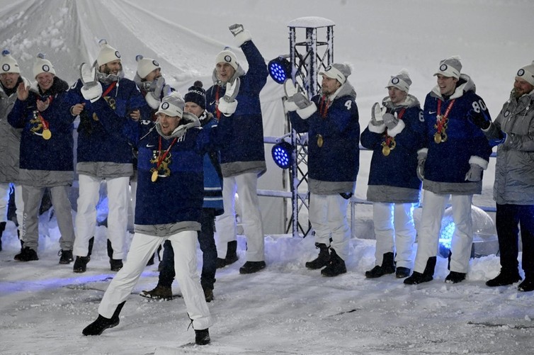 Олимпийские чемпионы-2022 по хоккею отпраздновали триумф, вернувшись домой