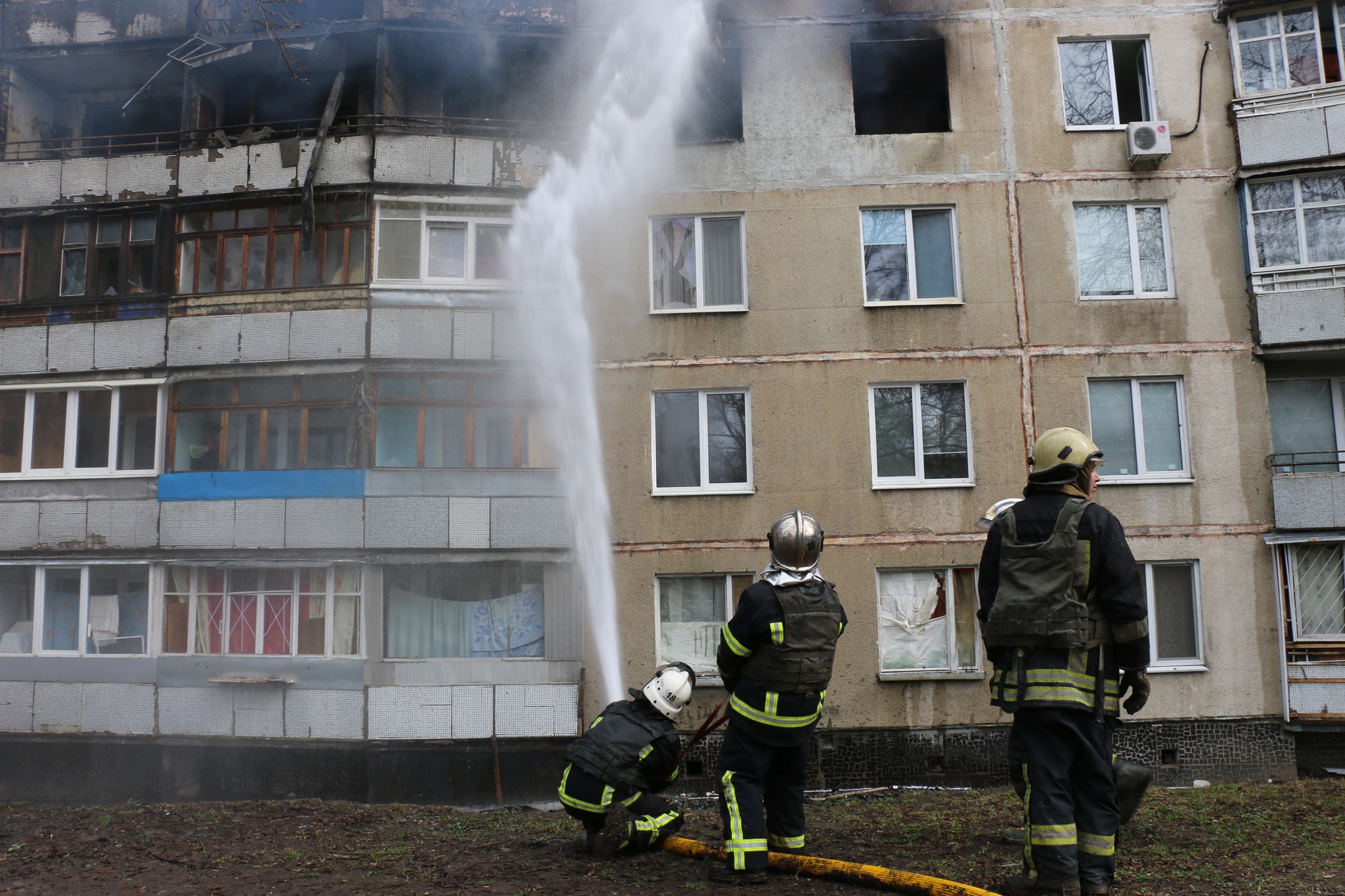 Новости харькова. Пожар. Пожар в квартире. Пожарные тушат пожар. Огромный пожар здания.