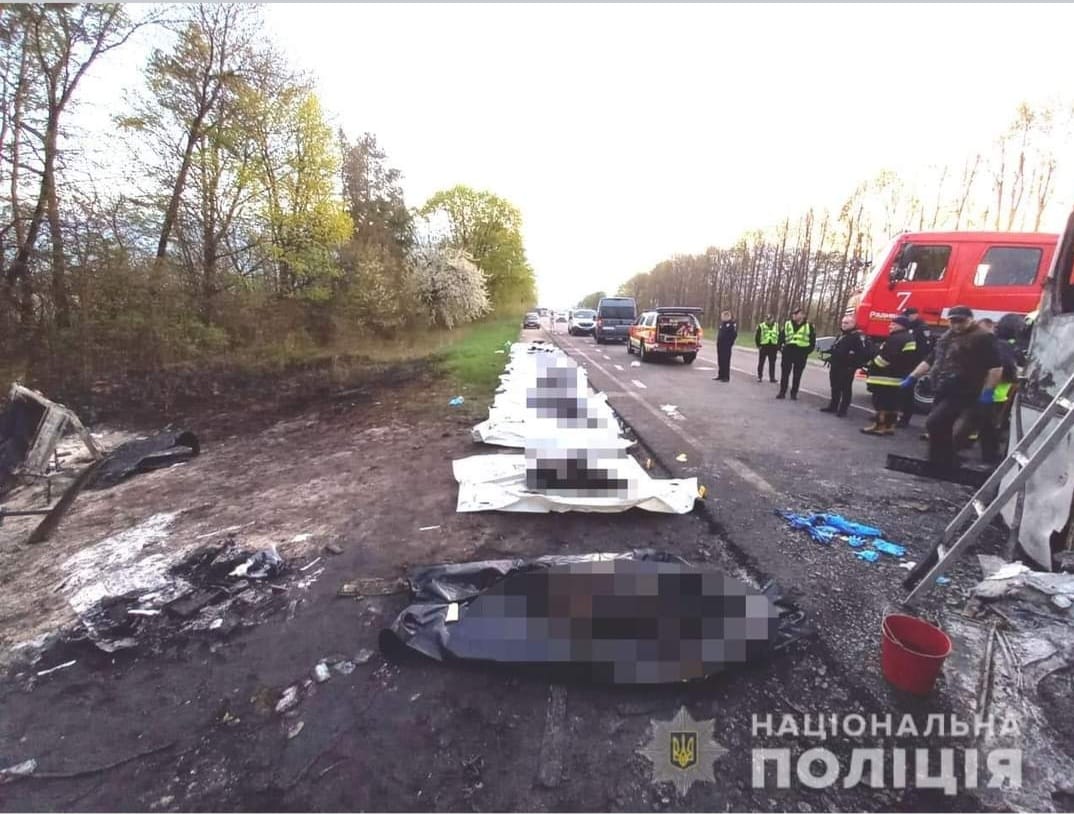 26 загиблих: поліція встановлює особи учасників у ДТП на Рівненщині