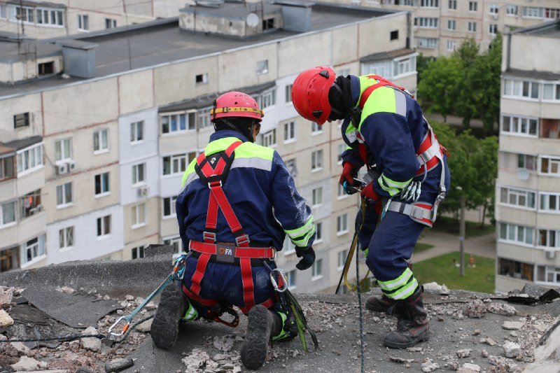 Тривають аварійно-рятувальні роботи в пошкоджених багатоповерхівках