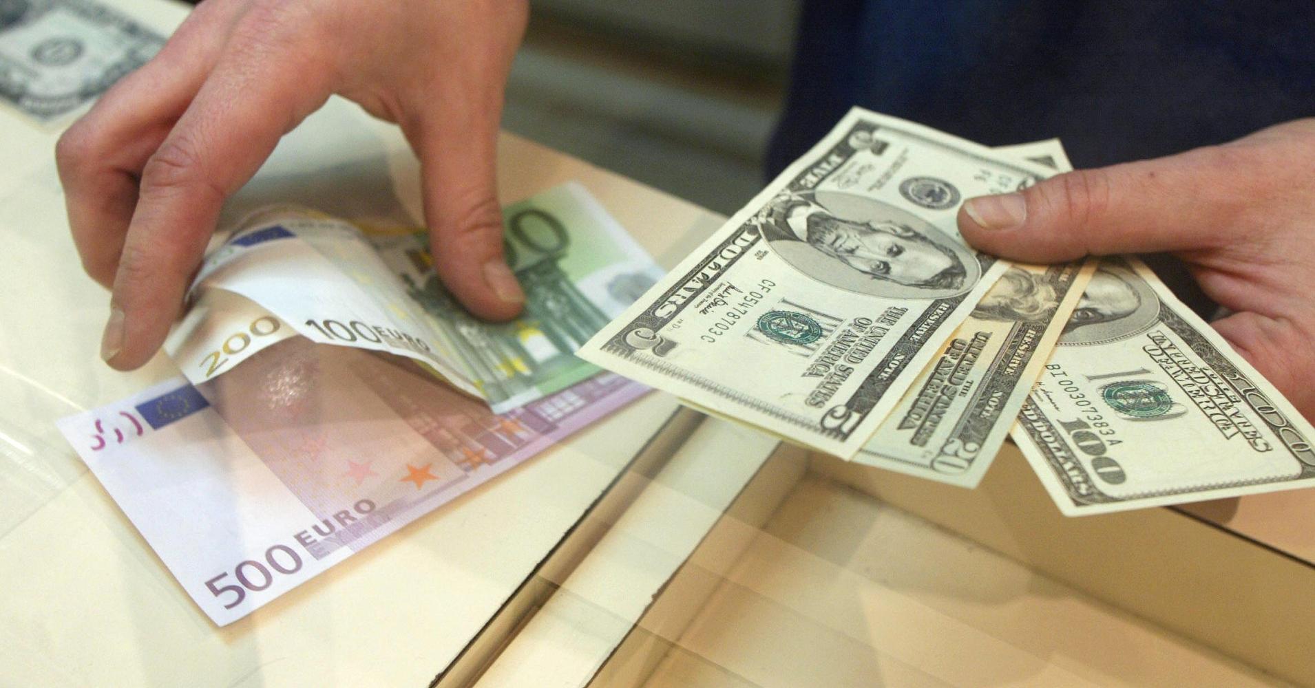 Нацбанк скасовує обмеження курсу продажу валюти та зменшує ліміт на зняття готівки за кордоном