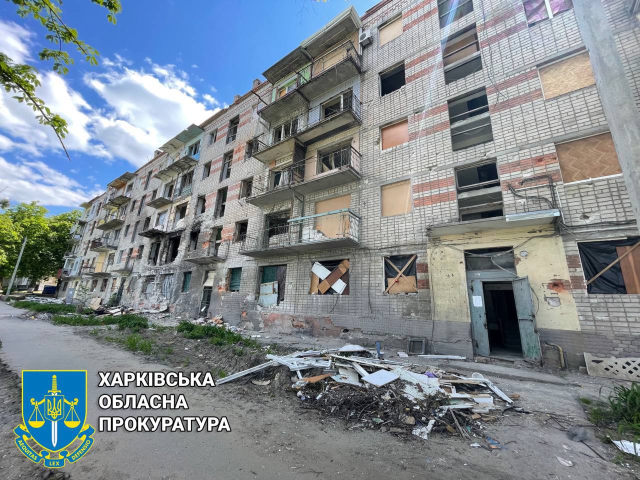 На місці авіаудару в Новобаварському районі, внаслідок якого постраждали та загинули цивільні, працює прокуратура