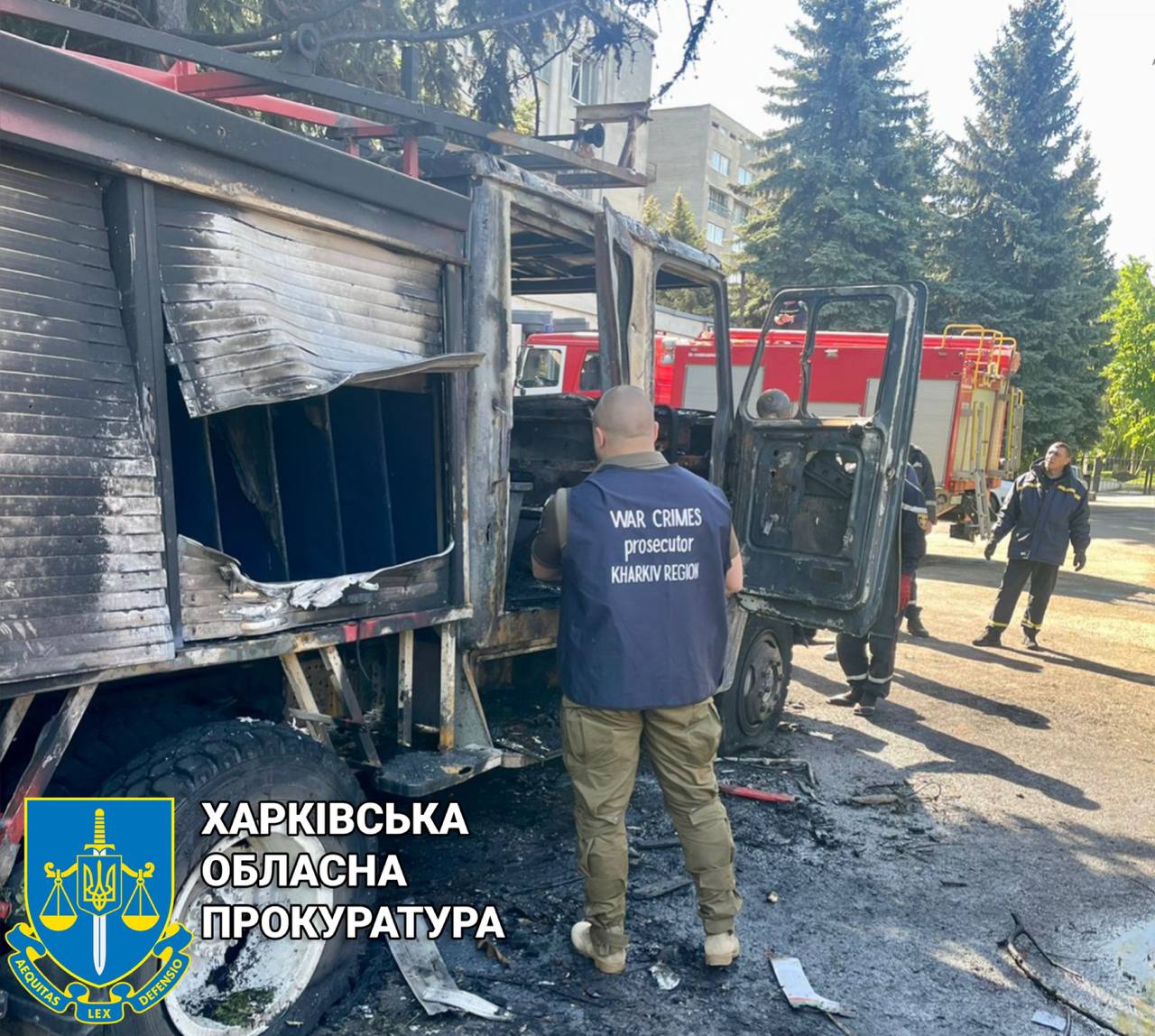 Нічний обстріл Харкова: пожежа знищила кілька спецавтомобілів ДСНС