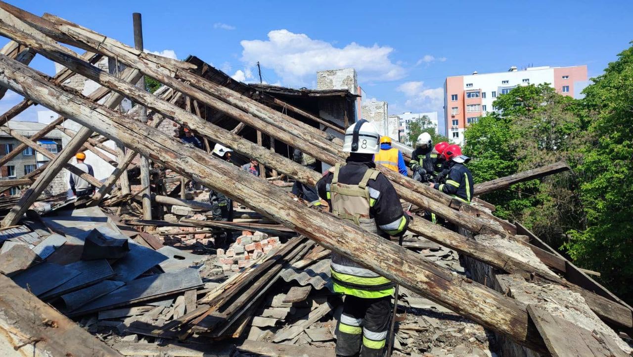 Харківські комунальники разом з ДСНС готують до ремонту пошкоджені дахи
