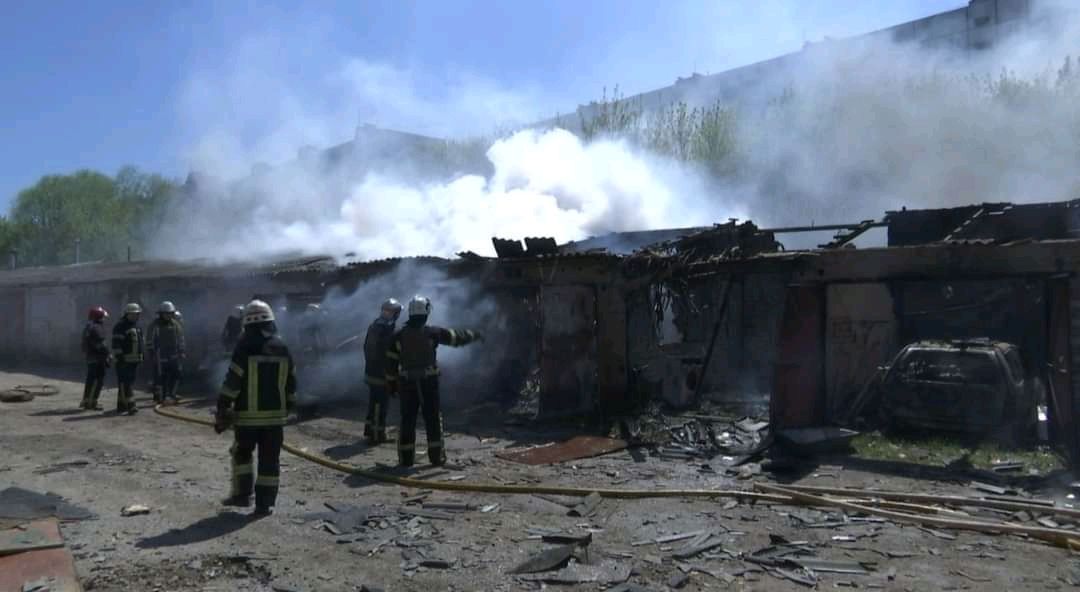 Масштабні пожежі в гаражних кооперативах та житловому будинку на Салтівці: наслідки денних обстрілів