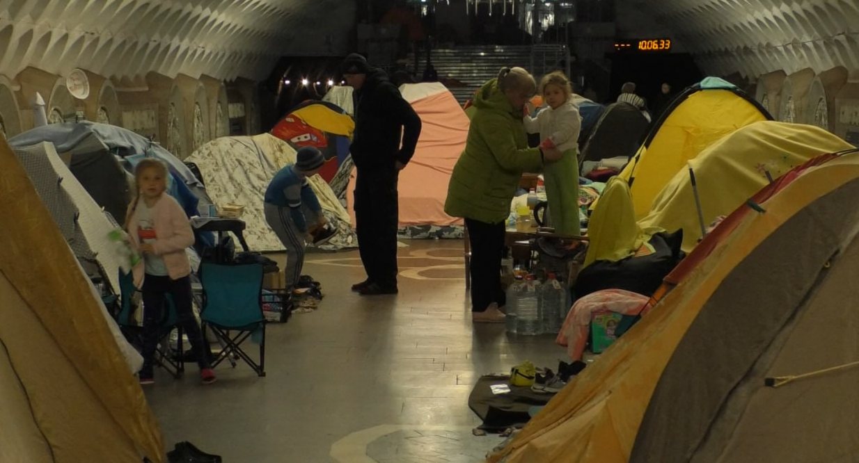 Третій місяць під землею: чим щодня займаються діти, які переховуються у харківському метро