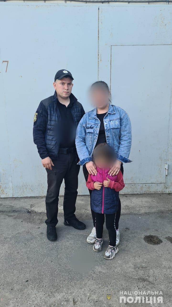 Харківські поліцейські розшукали батьків 4-річної дівчинки, яка загубилася